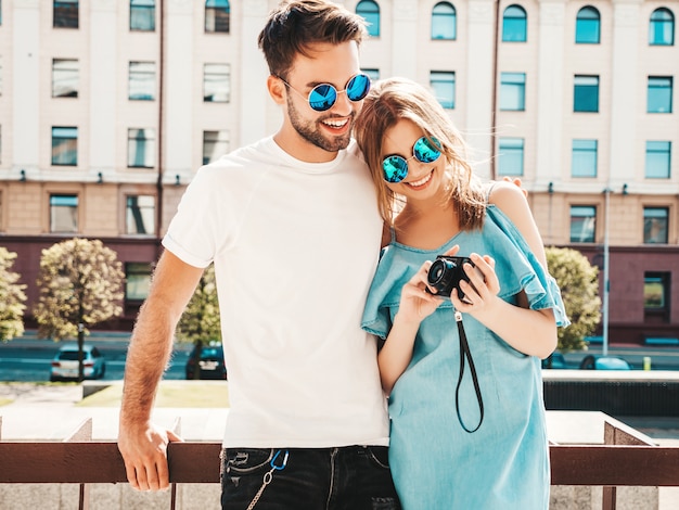 Couple avec des lunettes de soleil posant dans la rue