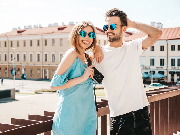 Couple avec des lunettes de soleil posant dans la rue