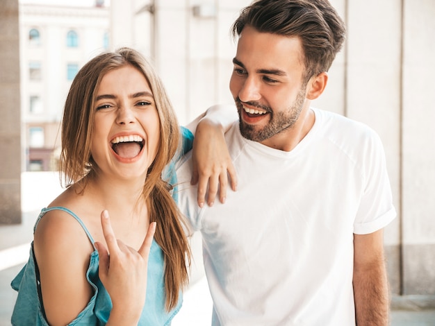 Couple avec des lunettes de soleil posant dans la rue