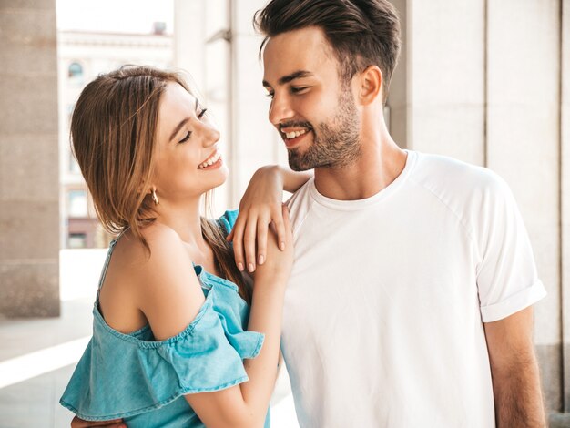 Couple avec des lunettes de soleil posant dans la rue