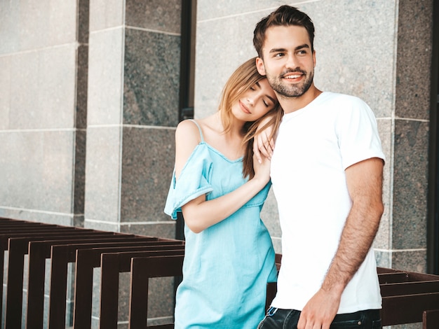 Couple avec des lunettes de soleil posant dans la rue