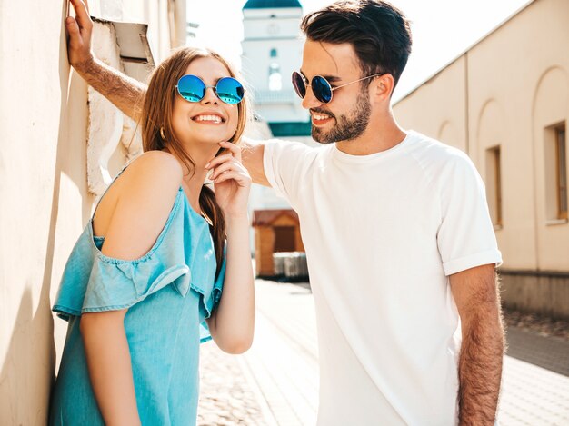Couple avec des lunettes de soleil posant dans la rue