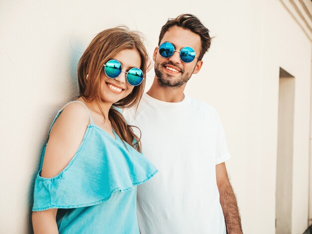 Couple avec des lunettes de soleil posant dans la rue