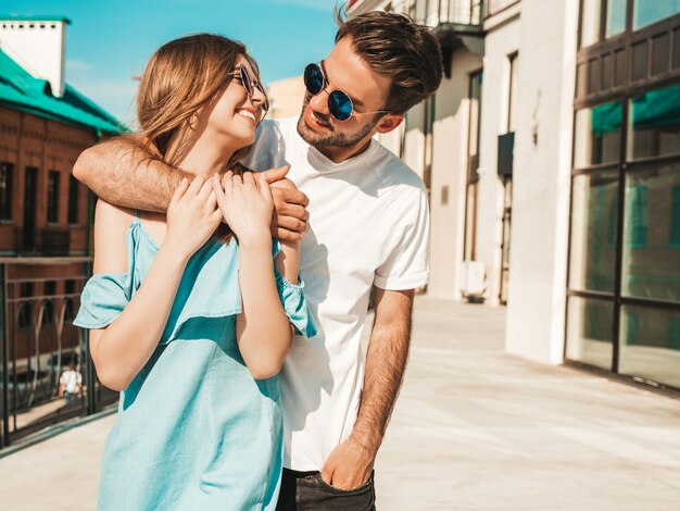 Couple avec des lunettes de soleil posant dans la rue