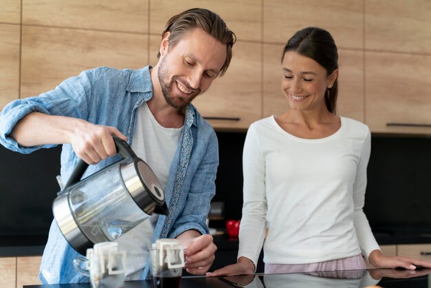 Couple à la maison cuisine ensemble