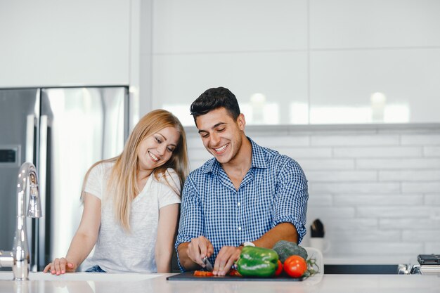 couple à la maison dans une cuisine