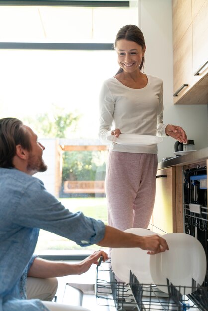 Couple à la maison faisant des tâches ménagères