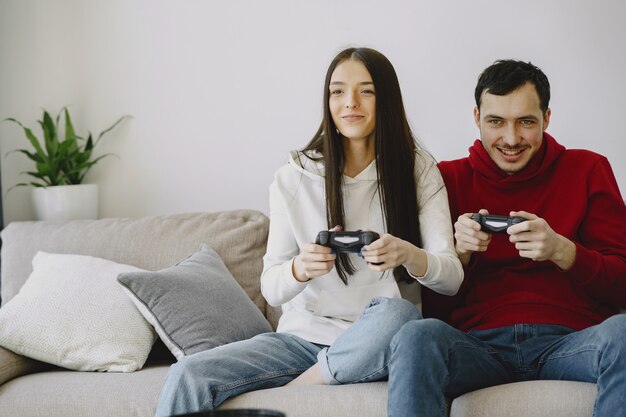 Couple, maison, jouer, vidéo, jeux