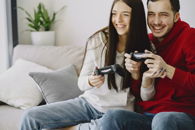 Couple, maison, jouer, vidéo, jeux