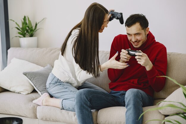 Couple, maison, jouer, vidéo, jeux