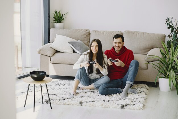 Couple, maison, jouer, vidéo, jeux