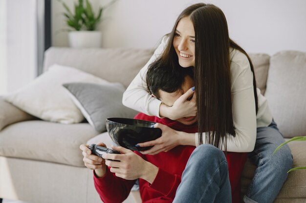 Couple, maison, jouer, vidéo, jeux