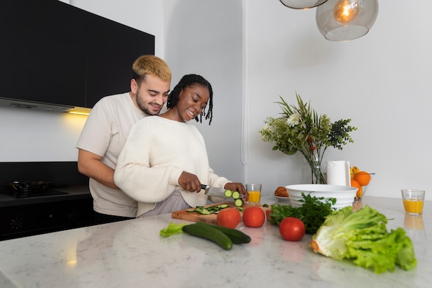 Photo gratuite couple à la maison passer du temps ensemble