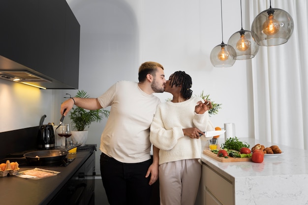 Photo gratuite couple à la maison passer du temps ensemble