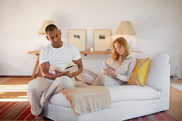 Couple à la maison profitant de la vie