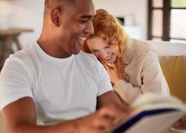 Couple à la maison profitant de la vie