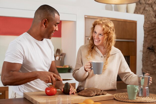 Couple à la maison profitant de la vie