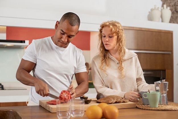 Couple à la maison profitant de la vie