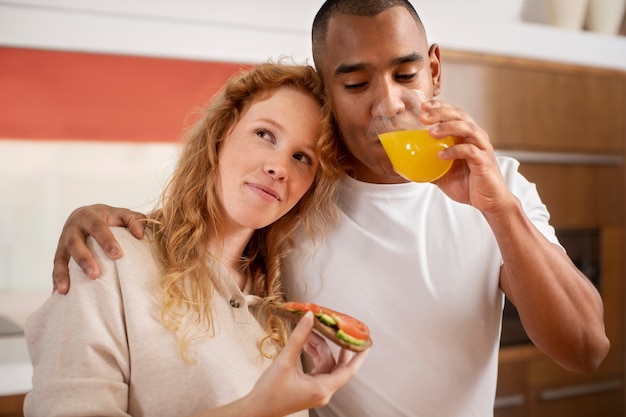 Photo gratuite couple à la maison profitant de la vie