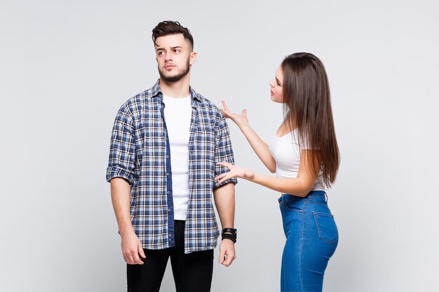 Couple malheureux debout et querelle