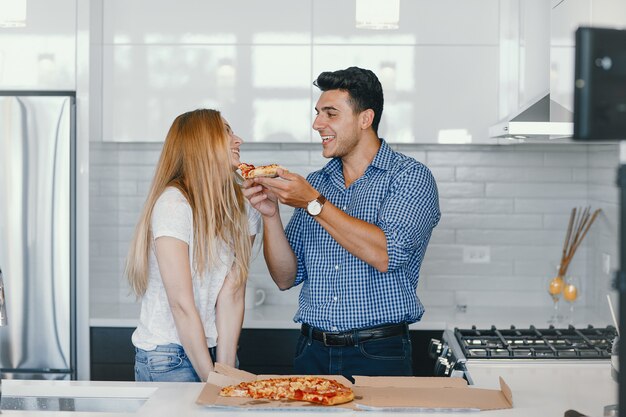 couple mangeant une pizza
