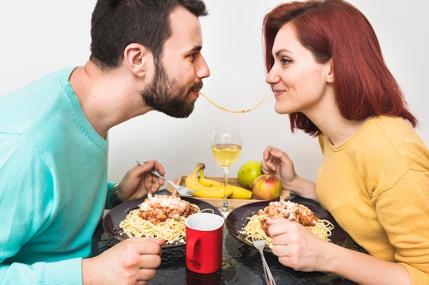 Couple, manger des nouilles ensemble