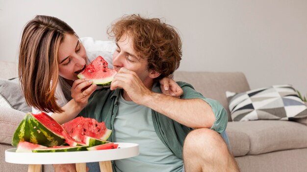 Couple, manger, pastèque, ensemble