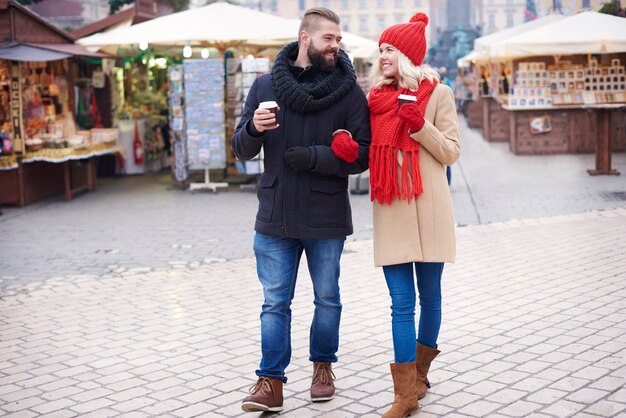 Couple marchant autour du marché de Noël