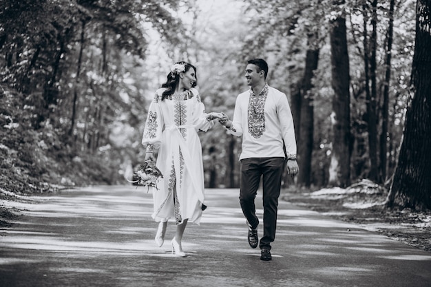 couple marchant dans les bois