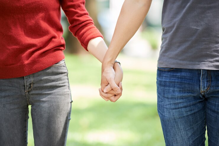 Photo gratuit couple marchant dans le parc