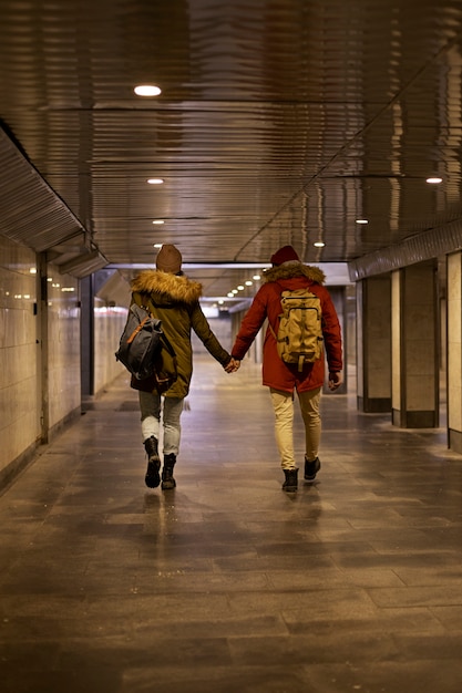 Couple marchant dans un passage souterrain