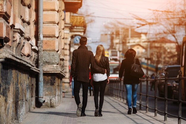 Couple marchant loin dans la rue