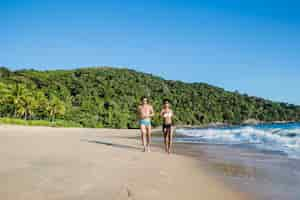 Photo gratuite couple marchant le long de l'eau