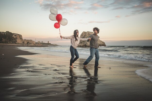 Couple Marchant Pieds Nus Sur Le Rivage De La Plage | Photo Gratuite