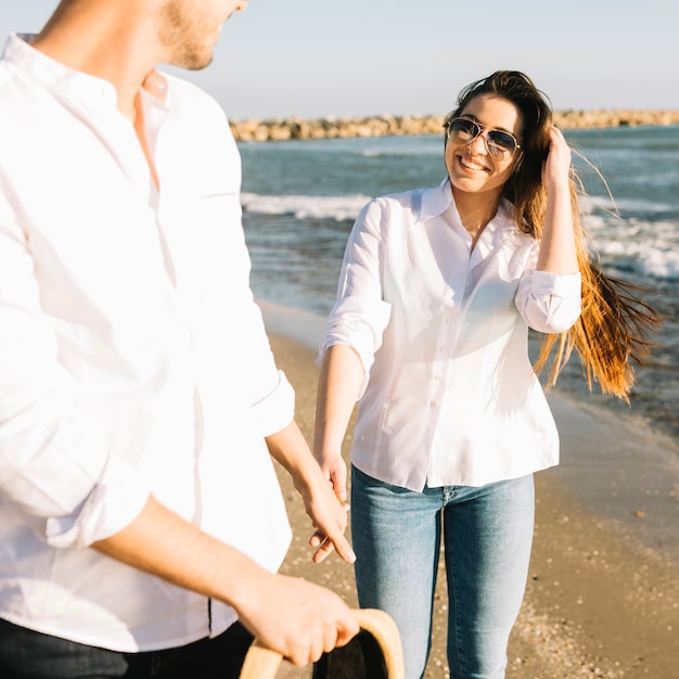 Couple marchant sur la plage