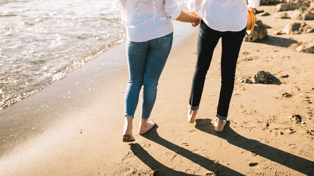 Couple marchant sur la plage