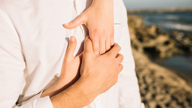 Couple marchant sur la plage