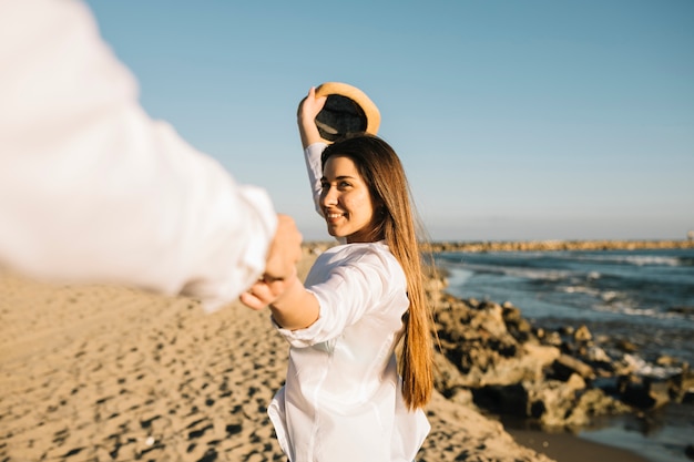 Photo gratuite couple marchant sur la plage