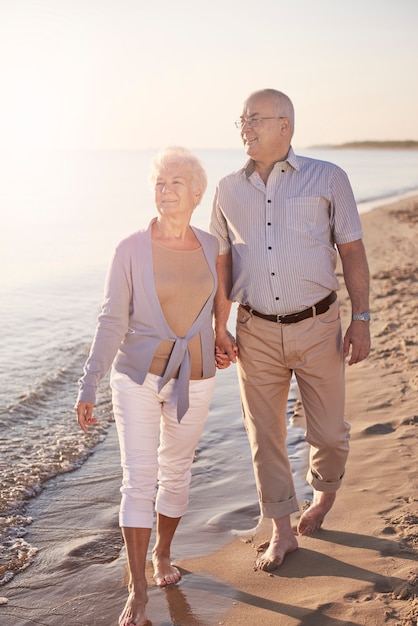 Couple marchant sur la plage