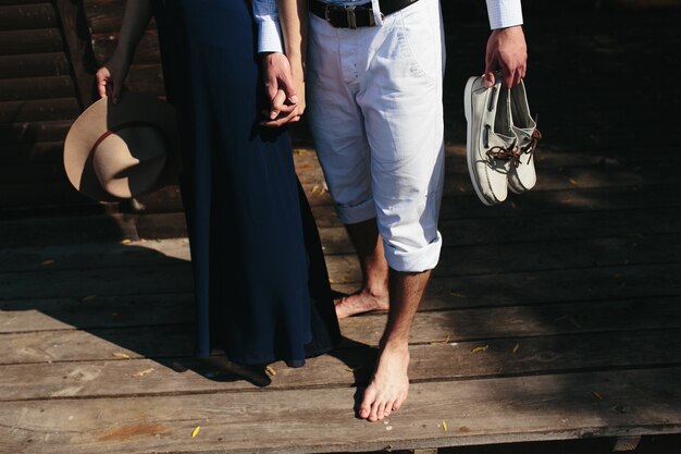 Couple marchant sur des planches en bois