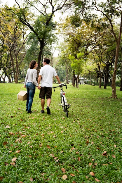 Couple marchant et tenant les mains dans le parc