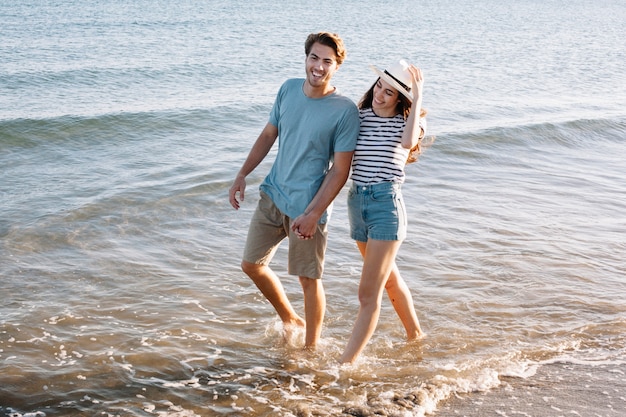 Couple marcher sur le rivage