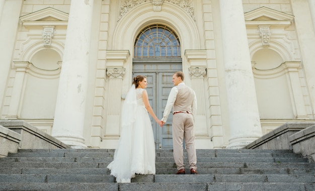 Couple de mariage Beau couple, mariée et le marié se regardent