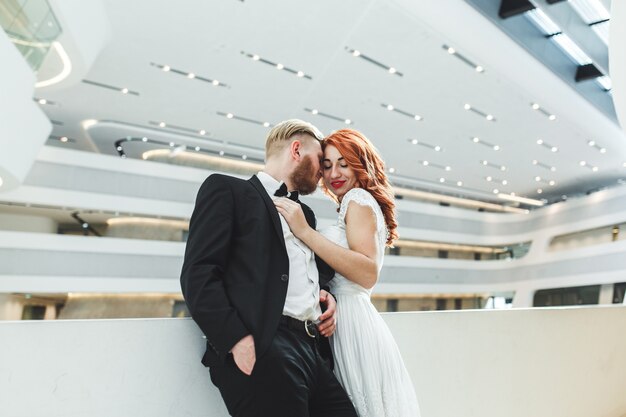 Couple de mariage dans un bâtiment futuriste