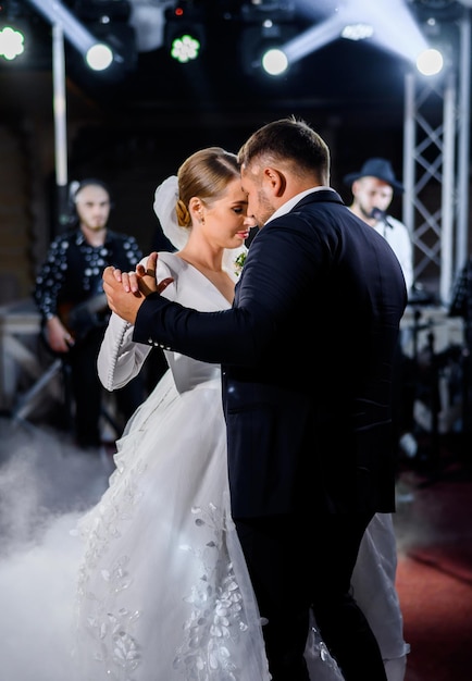 Photo gratuite couple de mariage effectuant la première danse au restaurant