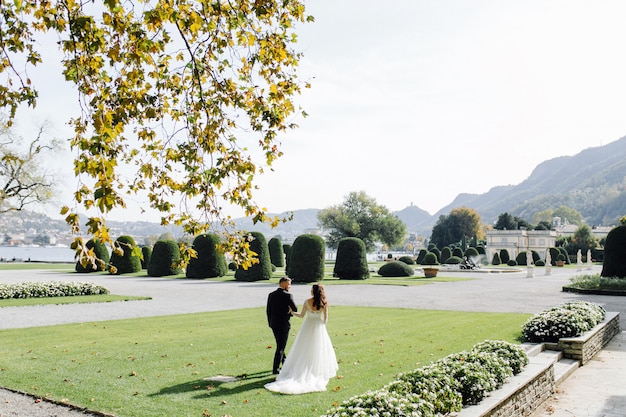 Couple de mariage heureux dans le lac de Côme, Italie