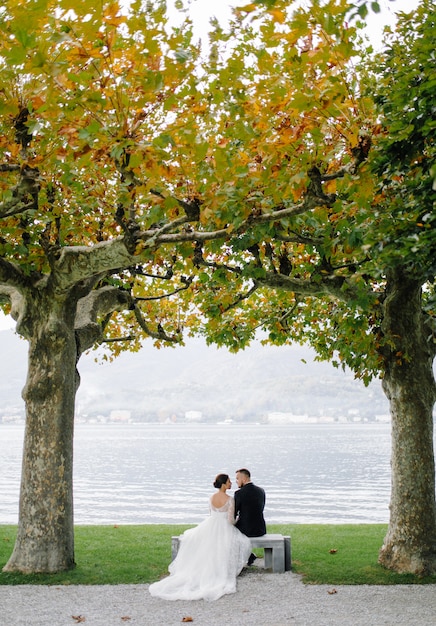 Couple de mariage heureux dans le lac de Côme, Italie