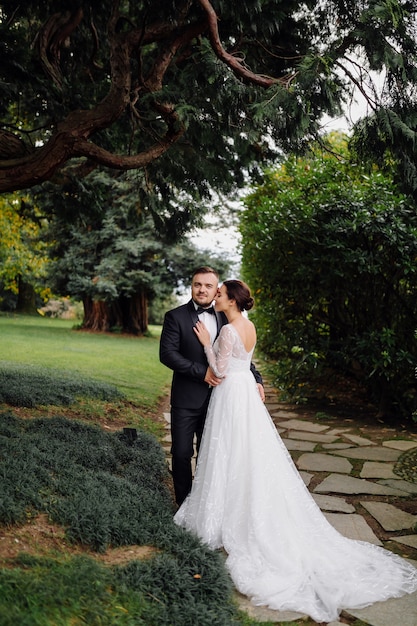 Couple de mariage heureux dans le lac de Côme, Italie