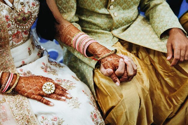 couple de mariage indien se tiennent la main