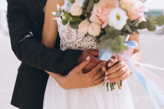 Photo gratuite couple de mariage le jour de leur mariage